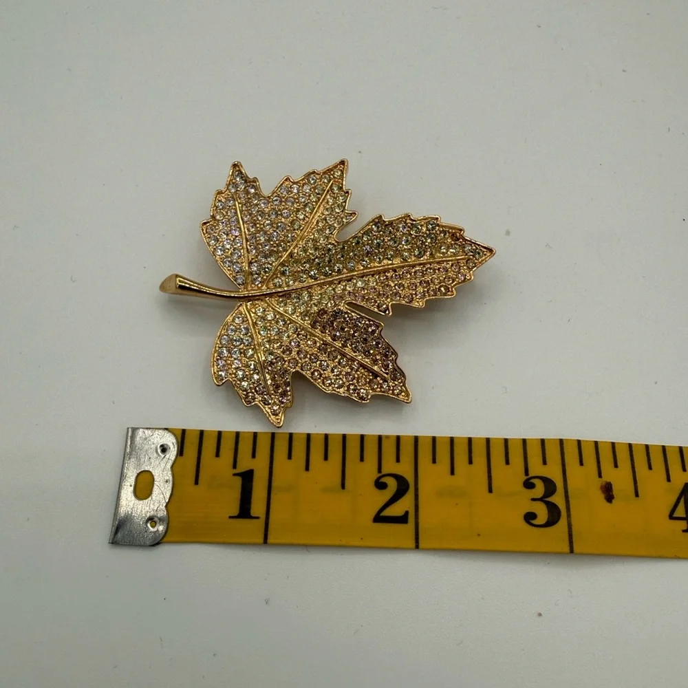 C537 Kenneth Jay Lane (KJL) crystal maple leaf brooch - Picture 7 of 7